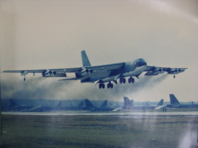 Đặc biệt, sáng sớm 16/4/1972, 12 chiếc B-52 vào đánh Hải Phòng, đúng lúc Sư đoàn Phòng không 363 đang diễn tập phương án đối phó B-52. Trong trận đánh này, Sư đoàn 363 đã phóng một loạt tên lửa, nhưng không hạ được chiếc B-52 nào của đối phương.