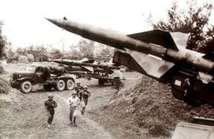Trong chiến dịch Điện Biên Phủ trên không năm 1972, Tiểu đoàn 57 đã tận dụng tốt thông báo phần tử mục tiêu từ radar K8-60 để đánh B-52. Trong trận đánh rạng sáng ngày 21/12, chỉ trong 10 phút, Tiểu đoàn 57 đã đánh một trận xuất sắc, bắn rơi hai B-52 bằng hai quả đạn S-75. Đặc biệt, ở Tiểu đoàn 79 đã bắn rơi một B-52 hoàn toàn bằng phương pháp so kim thống nhất phần tử với radar K8-60.