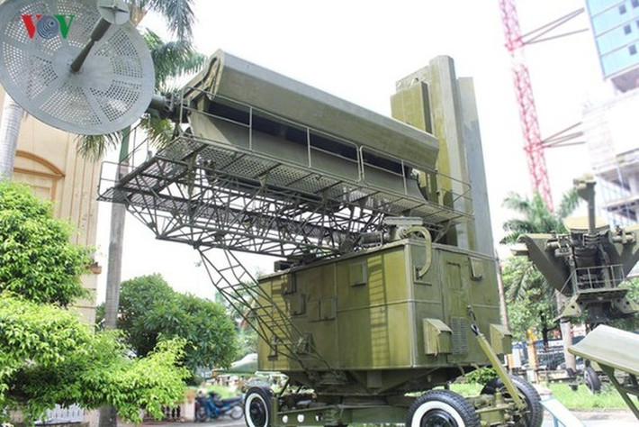 Ngoài ra, đài K8-60 còn có lợi thế là không bị tên lửa Shrike tấn công, do loại tên lửa đó chỉ nhắm vào rãnh 10cm của đài điền khiển tên lửa. Do đó, khí tài gần như thoát được sự chống phá điên cuồng của không quân chiến thuật Mỹ trong hoạt động chế áp điện tử. Ảnh: Đài điều khiển tên lửa SAM-2 bắn rơi B-52 Mỹ trong chiến dịch Điện Biên Phủ trên không.