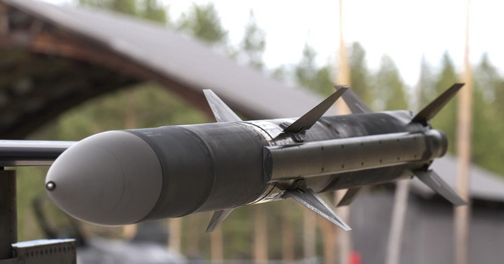 Còn với tên lửa AIM-260, những hình ảnh đầu tiên cho thấy loại vũ khí này có thể lắp đặt vừa bên trong khoang chứa vũ khí của F-22 Raptor.