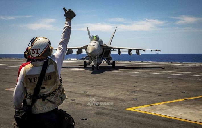 Đầu tiên là McDonnell Douglas và Northrop, hai tập đoàn này chịu trách nhiệm thiết kế và chế tạo tiêm kích F-18 trong thời gian từ năm 1974 tới năm 1997. Kể từ sau năm 1997, Boeing là hãng chịu trách nhiệm sản xuất mới tiêm kích F-18.