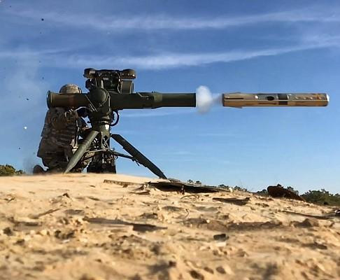 Tên lửa chống tăng BGM-71 TOW được trang bị động cơ nhiên liệu rắn 2 tầng đẩy, nó điều chỉnh đường bay thông qua các cánh lái có thể gấp gọn khi còn trong ống phóng.