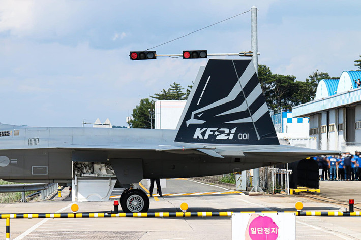 Xét về khả năng tàng hình, KF-21 vượt qua tiêu chuẩn của một tiêm kích thế hệ 4. Tuy nhiên xét tới khả năng mang vũ khí, nó lại kém hơn so với các tiêm kích thế hệ 5.