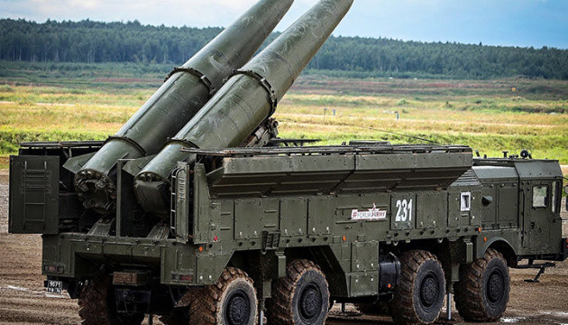 9K720 Iskander (theo tên gọi của NATO là SS-26 “Stone”) là tên lửa đạn đạo tầm ngắn cơ động đường bộ có tầm bắn lên tới 500 km. Sử dụng phương tiện vận chuyển (TEL) và các phương tiện hỗ trợ, hệ thống cũng có thể bắn tên lửa hành trình 9M728 và 9M729.