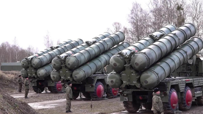 “Nếu bất ngờ xảy ra đó là NATO đánh bại được lực lượng phòng thủ Kaliningrad, thì chúng tôi sẽ lấy vũ khí mạnh nhất của mình ra khỏi vỏ bọc - đó chính là hạt nhân”, nhà quan sát quân sự của KP chỉ rõ.
