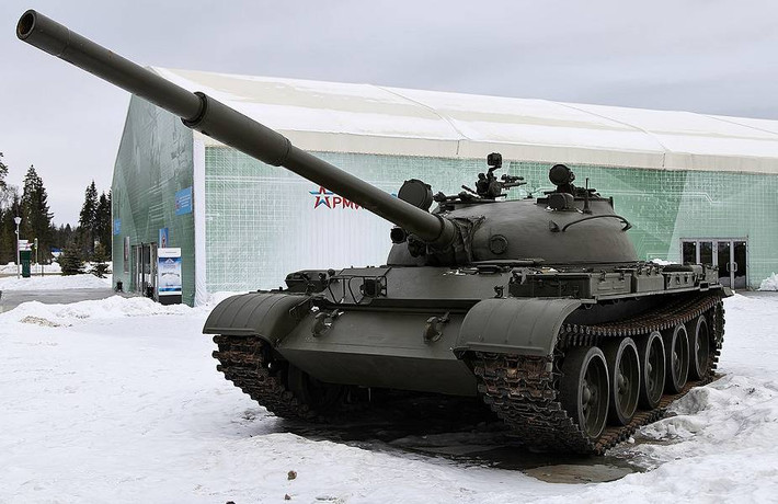 Thực tế, dù là loại xe tăng khá phổ biến, nhưng T-62 lại không nhận được quá nhiều sự quan tâm, do nó không có quá nhiều chiến tích như phiên bản tiền nhiệm T-55 và cũng không hiện đại vượt bậc như T-64 ra đời sau đó.