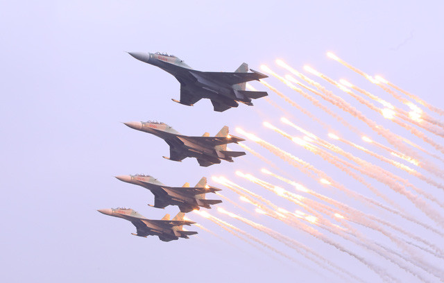 Màn trình diễn của Su-30 tại lễ khai mạc. Ảnh: Văn Điệp - TTXVN