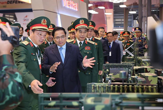 Thủ tướng Phạm Minh Chính tham quan mô hình sản phẩm vũ khí, khí tài tại Triển lãm Quốc phòng quốc tế Việt Nam 2022. Ảnh: Dương Giang - TTXVN