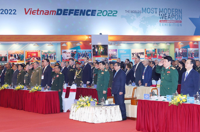 Thủ tướng Phạm Minh Chính cùng các đại biểu thực hiện nghi lễ chào cờ. Ảnh: Trọng Đức - TTXVN