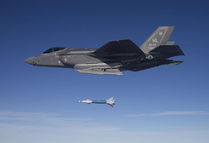"Tuy vậy thương vụ F-35 có thể bị cản trở bởi sự phản đối nội bộ, khi ở Đức không phải ai cũng ủng hộ việc tham gia vào các chương trình quốc phòng của Mỹ. Nhưng Berlin vẫn là một thành viên NATO và có nghĩa vụ trong khuôn khổ khối quân sự", nhà phân tích Mỹ viết.
