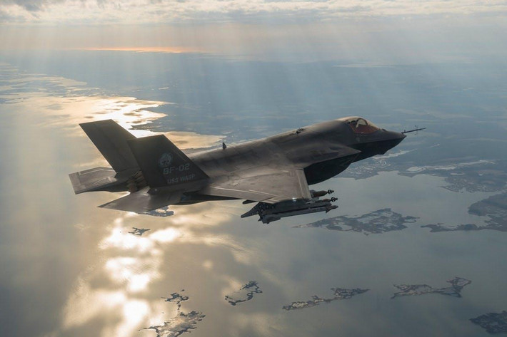 Nhà phân tích người Mỹ nhắc lại thêm lần nữa: "Một trong những nhiệm vụ chính của NATO là răn đe hiệu quả đối thủ lớn nhất của mình tại châu Âu (ngụ ý nói đến Nga)".