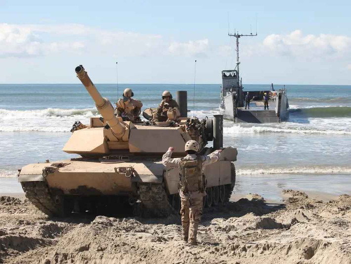 Các xe tăng M1A1 Abrams của Mỹ, về cơ bản cũng không có khả năng sống sót trên chiến trường tốt hơn so với T-80U và T-90. Và trong khi T-90M của Nga vẫn bị hạ gục tại Ukraine, thì không có gì đảm bảo về việc "lật ngược thế cờ" của các xe tăng M1A1.