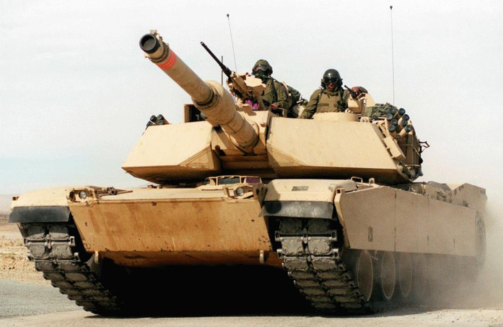 Xe tăng M1A1 từng trực tiếp đối đầu với lực lượng xe tăng của Iraq trong chiến dịch Bão tạp Sa mạc năm 1991 và tỏ ra vượt trội hoàn toàn. Điểm vượt trội nhất là tầm bắn của các xe tăng M1A1 - lên tới 4km - xa hơn mọi loại xe tăng ở thời điểm bấy giờ.