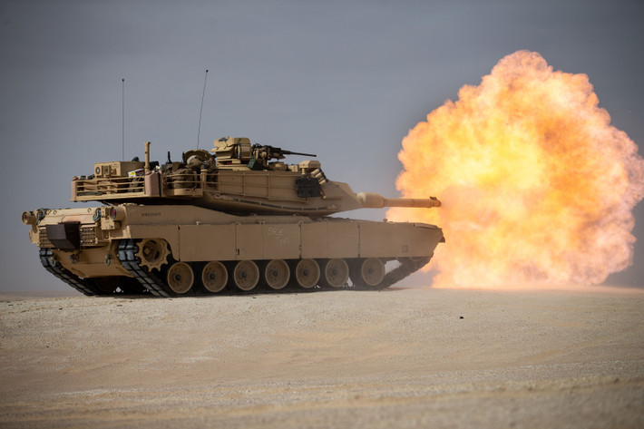 Giáp bảo vệ của M1A1 cũng khá hiện đại. Theo Military Today, lớp giáp M829A2 của xe tăng M1A1 Abrams có khả năng tương đương với lớp giáp trên xe tăng T-80U và T-90 của Nga.