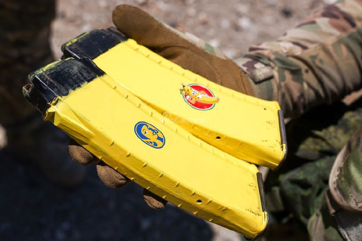 Các băng đạn của súng trường tấn công Kalashnikov được phía Ukraine sơn vàng.