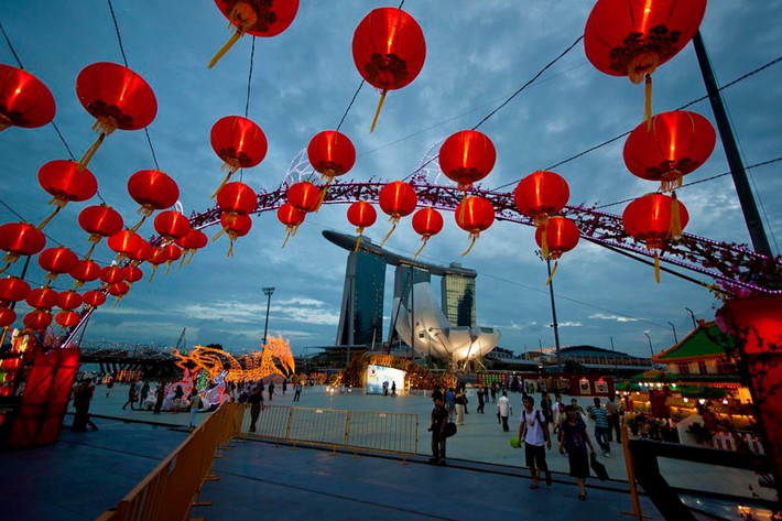 Trong khi đó tại Singapore, nhiều tuyến phố chính đã được trang hoàng lộng lẫy, các hoạt động văn hóa, giải trí vẫn sẽ được tổ chức để chào mừng năm mới.