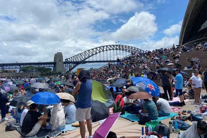 Quanh khu vực nhà hát Con Sò ở Sydney, người dân Australia đang chờ đón khoảnh khắc năm mới dưới cái nắng gắt. Ảnh: ABC.