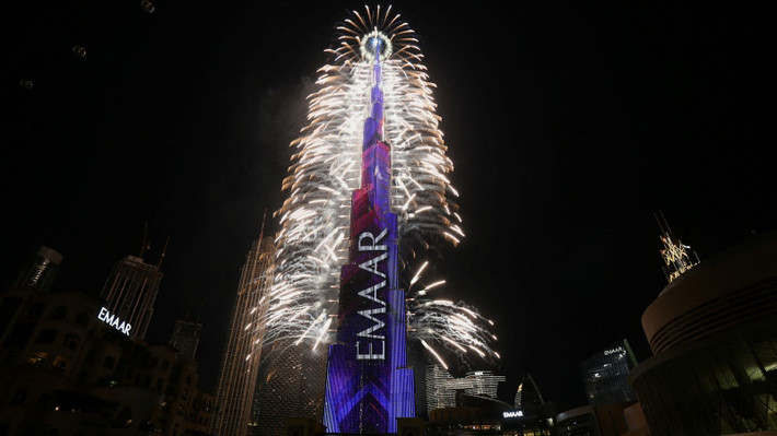 Lễ hội ánh sáng cực kỳ hoành tráng và mãn nhãn tại tòa nhà Burj Khalifa, Dubai. Màn trình diễn ánh sáng dài 12 phút đã khiến du khách và người dân địa phương hết sức hài lòng.