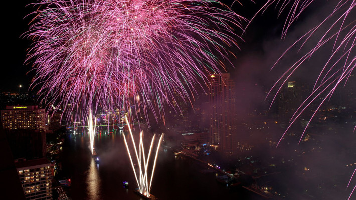 Pháo hoa rực sáng bầu trời Bangkok, Thái Lan trong buổi lễ chào đón năm mới 2022 ở quốc gia Đông Nam Á này.