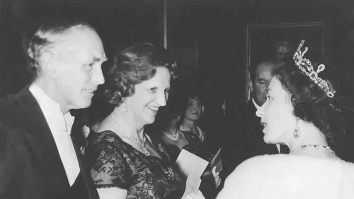Nữ hoàng Elizebeth II trò chuyện với Thủ tướng Alec Douglas-Home cùng phu nhân của ông trong một bữa tiệc năm 1964. Sir Alec Douglas-Home giữ cương vị Thủ tướng Anh từ năm 1963 tới năm 1964.