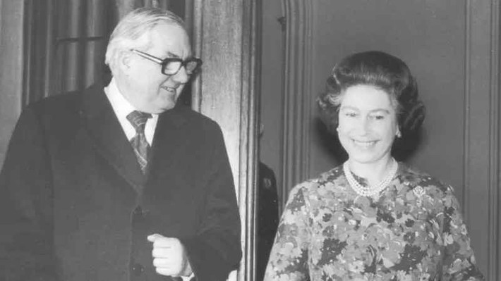 James Callaghan gặp Nữ hoàng khi dùng bữa trưa tại Lâu đài Windsor năm 1977. James Callaghan giữ chức vụ Thủ tướng Anh từ năm 1976 tới năm 1979.
