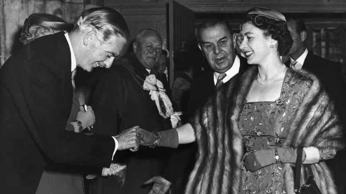Năm 1955, Nữ hoàng Elizabeth II bổ nhiệm Thủ tướng Anh, Sir Anthony Eden. Đây cũng là lần đầu tiên Nữ hoàng Anh thực hiện nghi thức này với cương vị là người đứng đầu Hoàng gia.