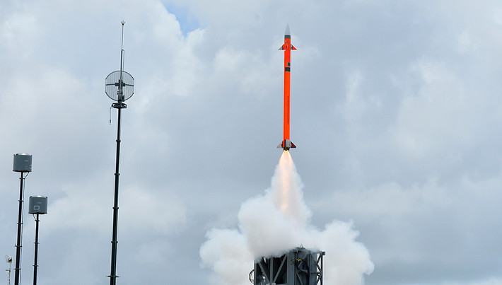 Theo thông tin được đăng tải trên tờ Defense Industry Daily, tổ hợp Barak 8 có thể coi là tên lửa phòng không tầm trung, vừa là tổ hợp tầm xa, chuyên trị các mục tiêu bay.