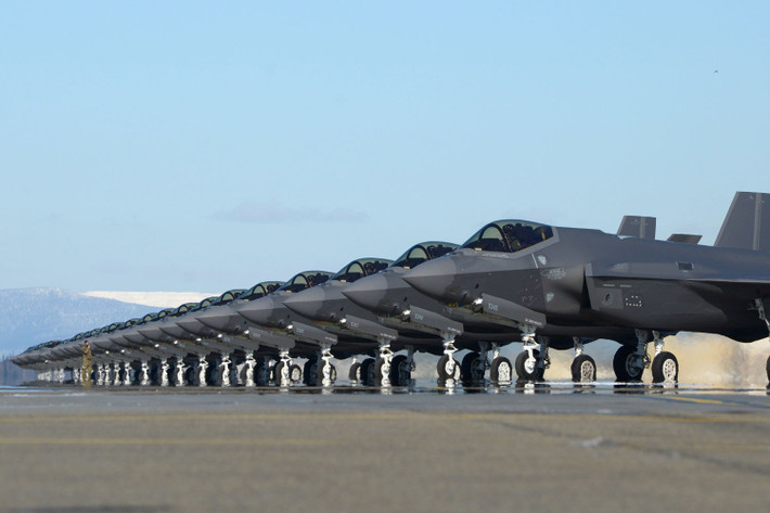 Bỉ cũng đã đặt hàng 34 chiến đấu cơ F-35A từ năm 2018, thậm chí Ba Lan cũng ký hợp đồng đặt mua F-35 từ năm 2020 với số lượng 20 chiếc.