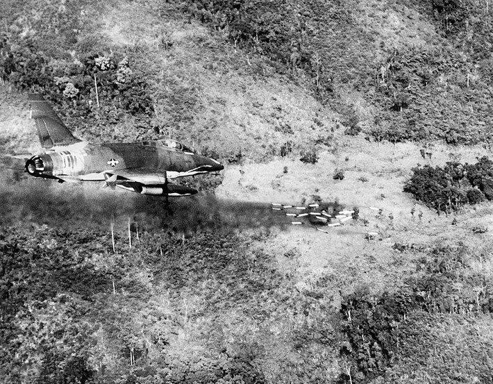 Tiêm kích F-100 Super Sabre đứng ở vị trí tiếp theo với thiệt hại không kém khi có 243 chiếc bị hư hỏng hoàn toàn trong đó có 198 chiếc hư hại trong khi giao tranh.