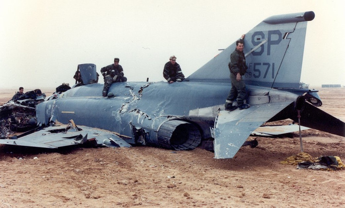 Không quân Mỹ là lực lượng mất nhiều tiêm kích F-4 Phantom nhất với tổng cộng 445 chiếc bị thiệt hại khi tham chiến ở Việt Nam, trong đó có 382 chiếc hư hỏng hoàn toàn trong giao tranh, số còn lại bị thiệt hại do tai nạn.