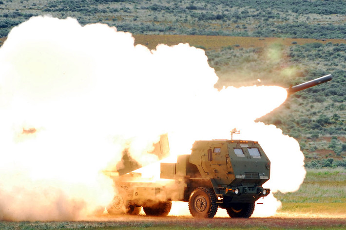 Ngoài ra, Himars còn sử dụng cỡ nòng 227mm - kém hơn nhiều so với cỡ đạn 300 mm trên pháo phản lực Smerch của Nga. Dàn phóng của Himars cũng chỉ có tối đa 6 ống - so với dàn phóng 12 ống của tổ hợp BM-30.