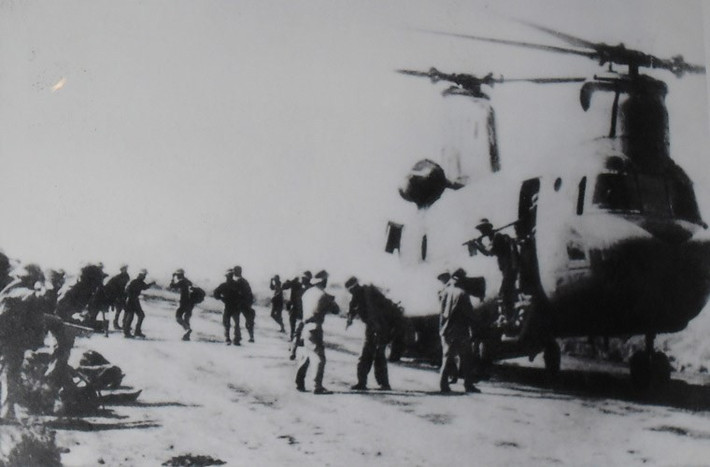 Vũ khí chiến lợi phẩm cũng thuộc hàng “khổng lồ” mà QĐND Việt Nam thu được sau 1975 là 5 chiếc trực thăng vận tải hạng nặng CH-47 Chinook. Đây là một trong những mẫu trực thăng lớn nhất của Mỹ và khối quân sự NATO do hãng Boeing sản xuất. Ảnh: CH-47 không vận bộ đội tại biên giới Tây Nam 1978-1979.