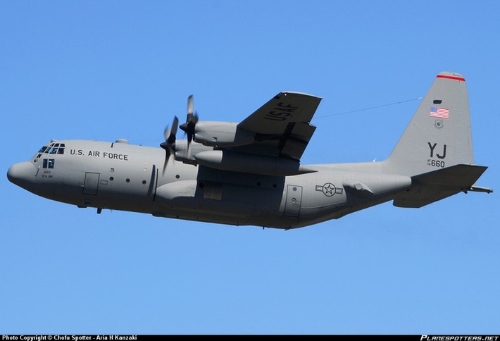 Một chiếc C-130 có tải trọng tối đa tới hơn 20 tấn cho phép chở 92 hành khách hoặc 64 lính dù hoặc 74 cáng cứu thương hoặc 2 xe bọc thép M113.