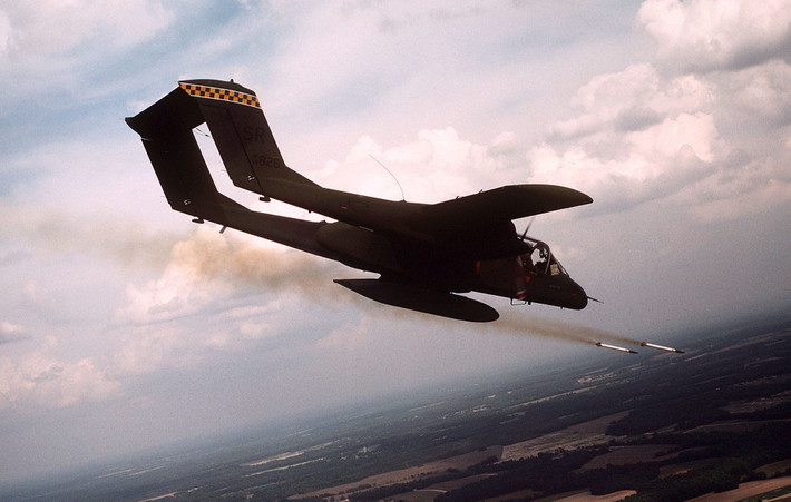 Thiết kế máy bay OV-10 Bronco chú trọng việc hoạt động tốt ở căn cứ dã chiến. Nó có thể thực hiện cất hạ cánh đường băng ngắn, chất lượng xấu, cất cánh từ tàu sân bay hoặc tàu đổ bộ mà không có máy phóng và cáp hãm đà. Thậm chí, nó có thể sử dụng xăng ô tô để chạy động cơ trong trường hợp hết nhiên liệu.