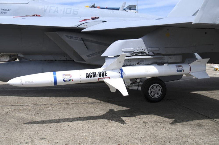 Cụ thể, tên lửa AGM-88 HARM dài 4,7 mét, sải cánh rộng 1.08 mét - quá khổ so với đạn phản lực của tổ hợp HIMARS, với chiều dài 3.94 mét và đường kính chỉ 227mm.