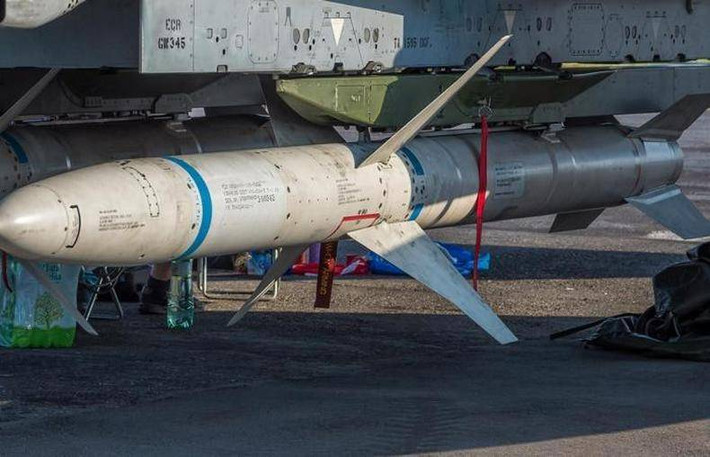 Ngoài ra, các chuyên gia của tạp chí quốc phòng Ukraine cho biết, tên lửa AGM-88 HARM được ra đời để phóng từ máy bay, việc phóng loại tên lửa này từ mặt đất, sẽ cần chỉnh sửa lại hoàn toàn thiết kế của nó - thậm chí biến AGM-88 thành một loại vũ khí hoàn toàn khác.