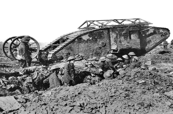 Quốc gia đầu tiên trên thế giới đưa xe tăng vào trang bị là Anh trong Trận Somme (1916). Ngay sau đó các quốc gia khác cũng bắt đầu đưa những chiếc xe tăng đầu tiên của mình vào tham chiến. Tuy nhiên hầu hết các dòng xe tăng vời thời kỳ này đều quá cồng kềnh và sẽ dễ dàng bị vô hiệu hóa khi gặp vật cản nên khả năng thực chiến của chúng chưa cao.