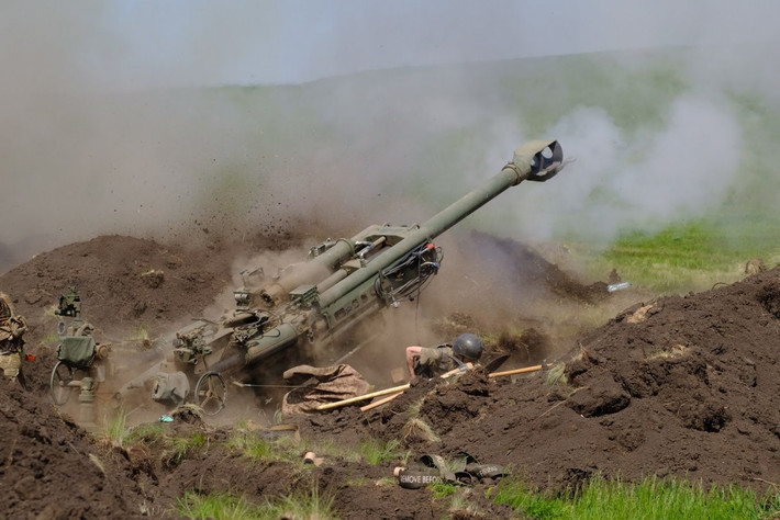 Tạp chí Quốc phòng Ukraine cho biết, quân đội nước này đã làm chủ hoàn toàn lựu pháo M777 từ Mỹ. Thực tế thì, loại pháo này trước khi được chuyển giao cho Ukraine, Mỹ đã tháo bỏ hệ thống máy tính tính toán đạn đạo tự động.