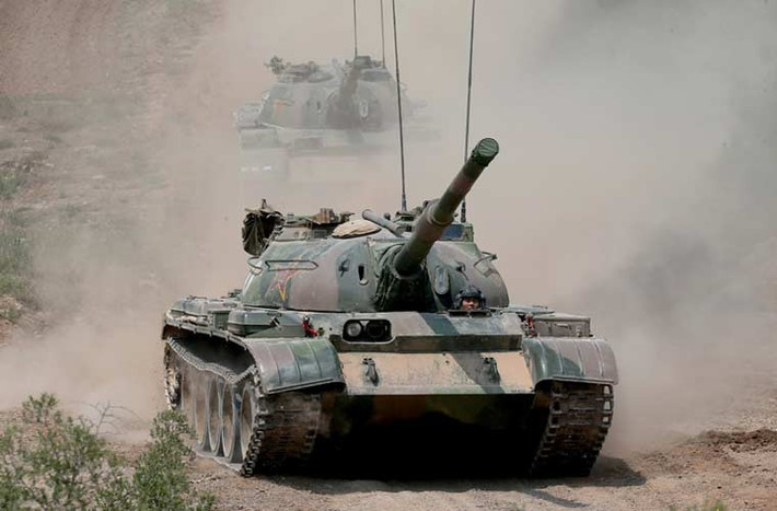 Sau khi hoàn thành phát triển dòng tăng Type 59 (dựa trên mẫu T-54A Liên Xô), Trung Quốc không còn nhận được bất kỳ sự giúp đỡ nào từ Liên Xô do mối quan hệ hai nước bắt đầu xấu đi, mà đỉnh điểm là cuộc chiến tranh biên giới Xô-Trung 1969. Vì vậy, các thế hệ tăng tiếp theo của nước này hầu như chỉ là sự cải tiến không quá vượt bậc so với dòng Type 59. Trong giai đoạn 1963-1974, Trung Quốc đã nỗ lực phát triển thế hệ tăng Type 69 - được coi là dòng xe tăng chiến đấu chủ lực đầu tiên được nước này độc lập phát triển.