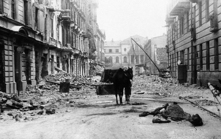Cảnh tàn phá trên phố Ordynacka ở Ba Lan vào ngày 6/3/1940.