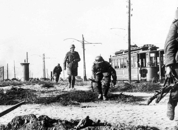 Chiến thuật Blitzkrieg của Đức cũng lần đầu được thể hiện ở cấp độ cao nhất, khiến phương Tây ngỡ ngàng với tốc độ hành quân nhanh khủng khiếp.
