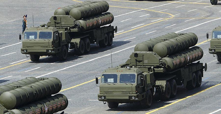 Đứng trước động thái này, Moscow đã có những hành động đáp trả, ngoài việc tuyên bố Nga còn điều binh liên tục áp sát Ukraine. Hệ thống S-400 cũng đã tiến sát tới biên giới nước này.