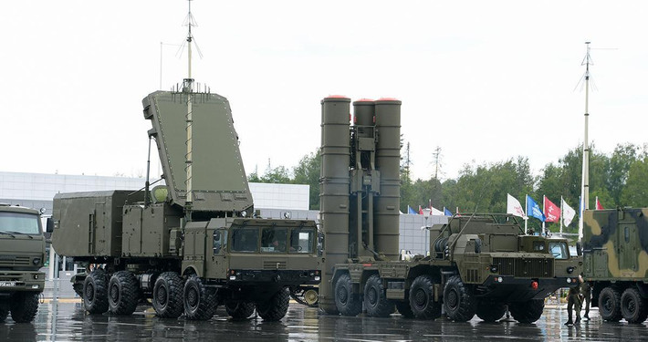 Gọi là hệ thống tên lửa tầm cao nhưng thực chất S-400 là một tổ hợp tên lửa đa tầm. Nó có thể hạ mục tiêu như chiến đấu cơ ở độ cao 27 km hoặc các mục tiêu ở tầm thấp. Đây là đặc điểm mà hiếm có một hệ thống tên lửa phòng không cùng thời của bất kỳ quốc gia nào làm được.