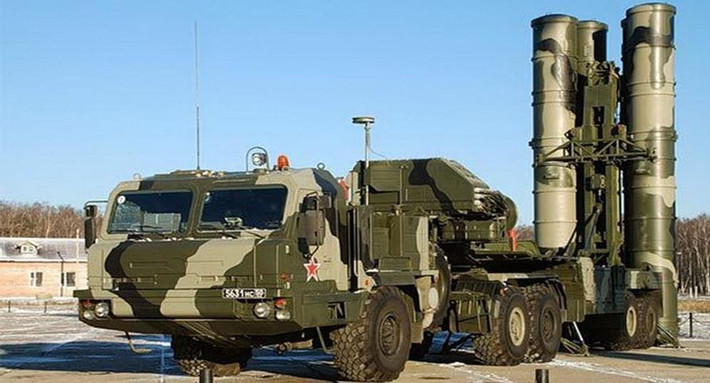 Cơ cấu chuẩn của một hệ thống S-400 gồm tổ hợp điều khiển 30K6E, trong đó có đài chỉ huy 55K6E với những thiết bị hiện đại như máy tính số, phương tiện truyền dữ liệu, hệ thống trắc địa…, 6 tiểu đoàn tên lửa phòng không và tổ hợp kỹ thuật 30S6E.