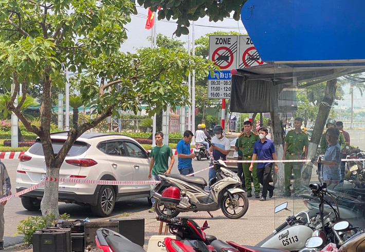 Tại đây, đối tượng dùng súng uy hiếp nhân viên và yêu cầu đưa tiền. Sau khi lấy được tiền, người này bỏ vào bao nylon rồi lên xe máy rời khỏi ngân hàng.