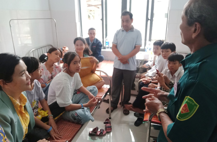 Ngày 30/3, phụ huynh, giáo viên Trường Tiểu học Trần Hưng Đạo (xã Điện Phong, thị xã Điện Bàn) tổ chức cho các em học sinh uống trà sữa, ăn trái cây lắc. Các món ăn, nước uống này do phụ huynh học sinh tự chế biến tại nhà. Sau khi ăn khoảng 15 phút, 18 em xuất hiện triệu chứng bị ngộ độc thực phẩm phải đưa đến bệnh viện điều trị.