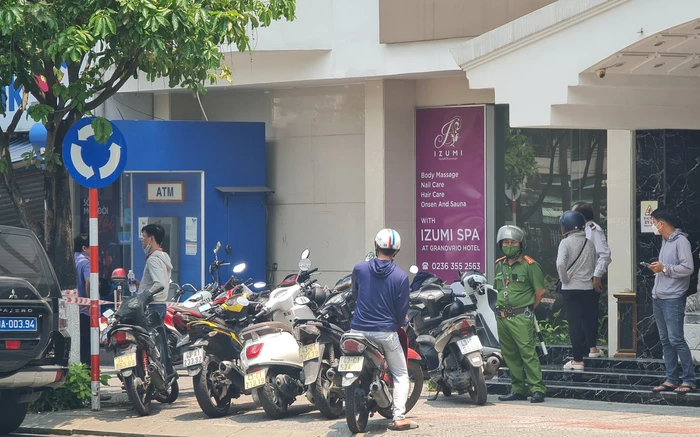 Trước đó, khoảng 11h ngày 20/4, một nam thanh niên cầm súng, roi điện đi vào chi nhánh ngân hàng trên đường Đống Đa uy hiếp nhân viên và yêu cầu đưa tiền.