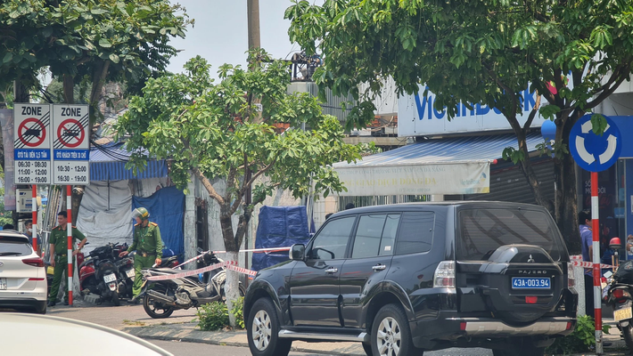 Trong quá trình truy bắt, công an đã thu giữ bộ áo quần và khẩu súng nhựa mà đối tượng đã sử dụng khi thực hiện vụ cướp và bỏ lại ven con đường ở quận Sơn Trà.