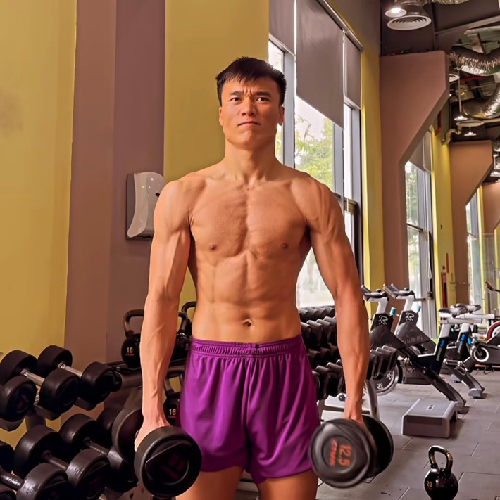 Nhìn cơ bắp của thủ môn Bùi Tiến Dũng, có lẽ nhiều người hâm mộ phải liên tưởng đến ngôi sao Ronaldo - cầu thủ nổi tiếng có thể hình đẹp nhất nhì làng bóng đá thế giới.