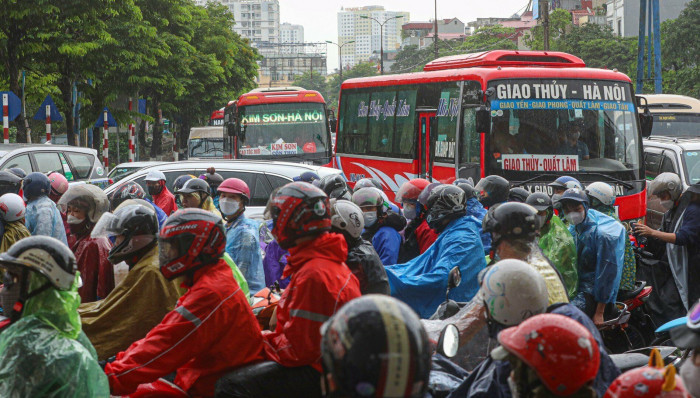 Các phương tiện di chuyển khó khăn, nhích từng cm.